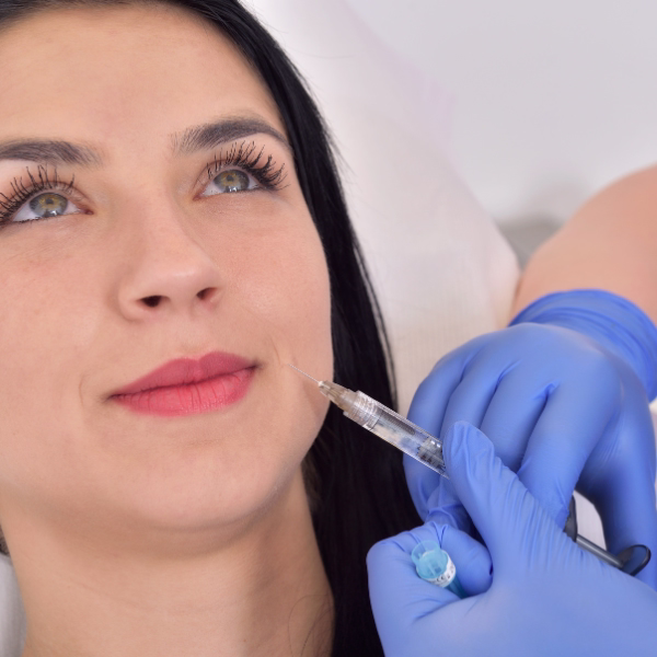 Comparación resultados técnica médica especializada vs aplicación estándar rellenos faciales